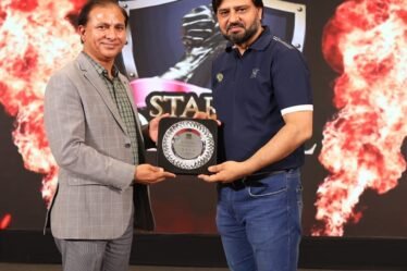 Rakesh Sidana receiving Award as Guest of Honour, Investor Jury, Startup Dangal.
