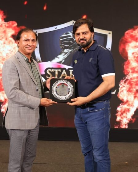 Rakesh Sidana receiving Award as Guest of Honour, Investor Jury, Startup Dangal.
