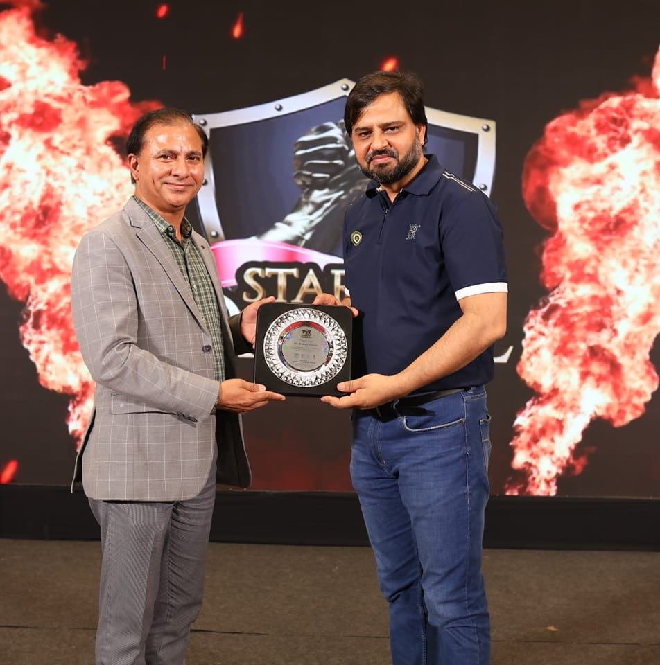Rakesh Sidana receiving Award as Guest of Honour, Investor Jury, Startup Dangal.