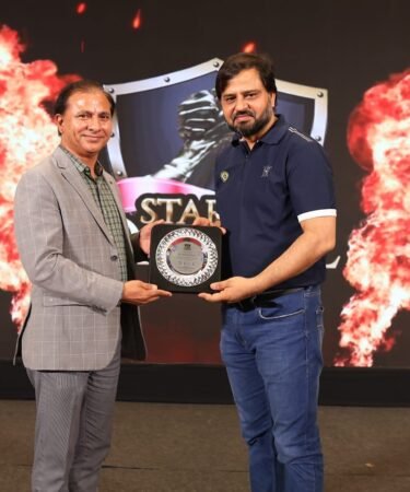Rakesh Sidana receiving Award as Guest of Honour, Investor Jury, Startup Dangal.